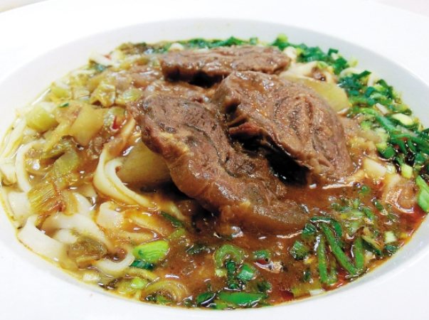 ‌桃園美食地圖：10大必吃經典小吃｜從眷村牛肉麵到夜市炸物全攻略